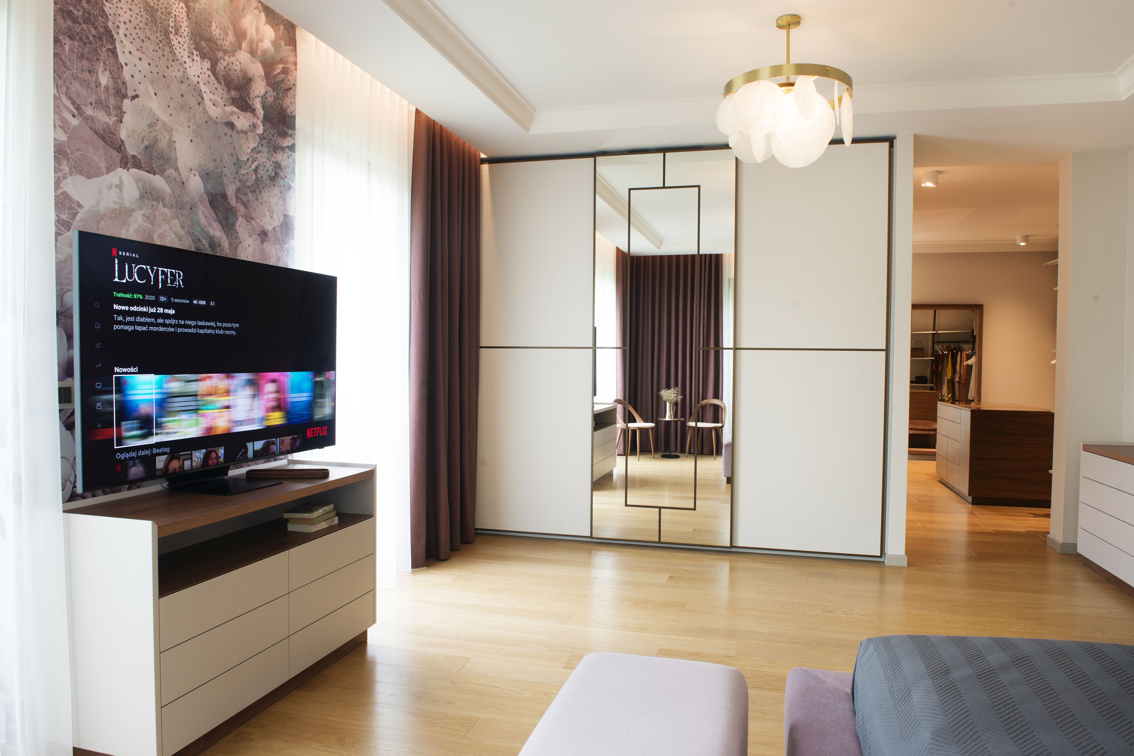 Wnętrze sypialni odbija się w dużej, eleganckiej szafie naszego projektu.